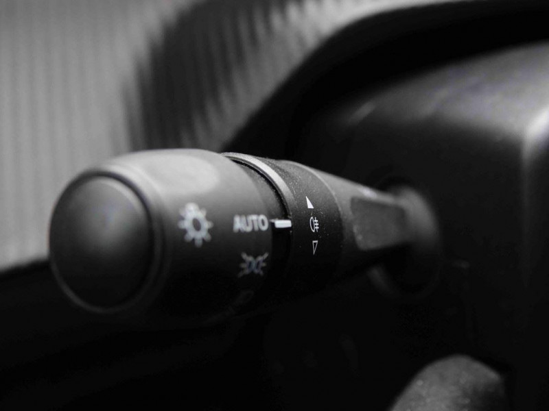 Photo 17 de l'offre de Peugeot E-208 50 kWh 136 Allure à 21701€ chez Carlyss automobiles Vitré