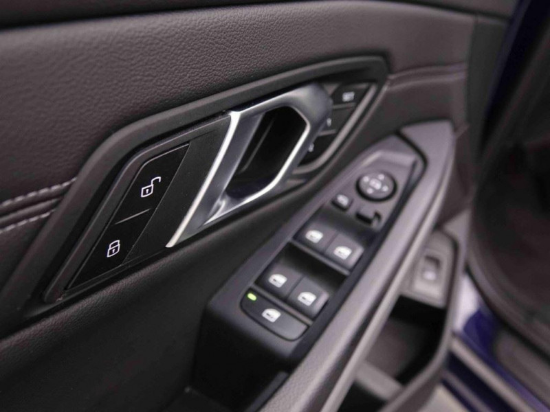 Photo 18 de l'offre de Bmw 3 330e 292 PHEV Touring Sport à 37093€ chez Carlyss automobiles Vitré