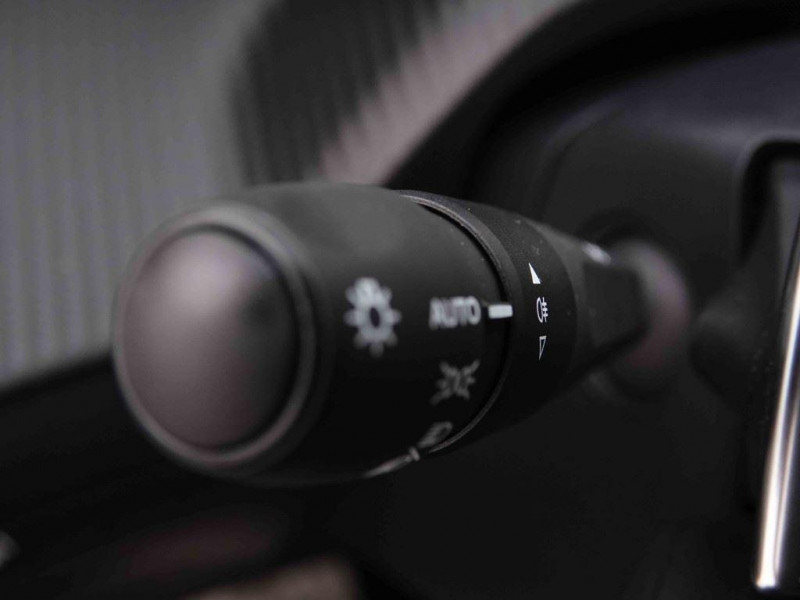 Photo 21 de l'offre de PEUGEOT 2008 1.2 HYBRID 145 eDCS6 Allure à 28698€ chez Carlyss automobiles Vitré