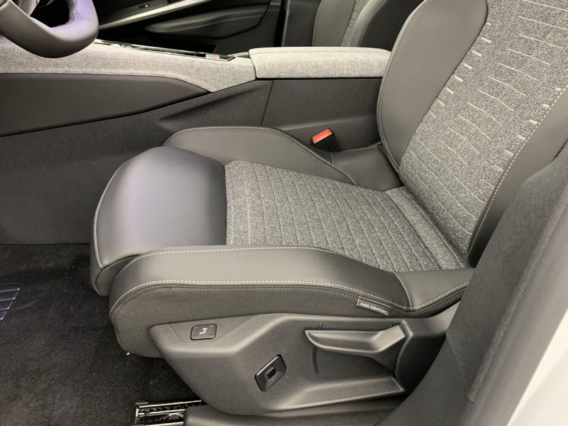 Photo 17 de l'offre de PEUGEOT 3008 Hybrid 145 e-DCS6 Allure à 28998€ chez Carlyss automobiles Vitré