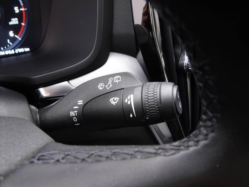 Photo 16 de l'offre de VOLVO V60 2.0D B4 MILD HYBRID 211 BVA MOMENTUM CORE à 34565€ chez Carlyss automobiles Vitré