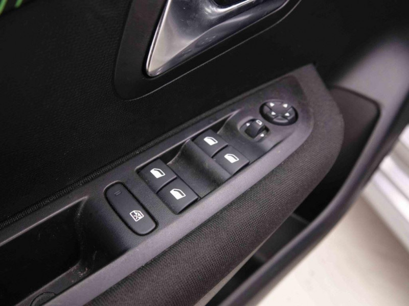 Photo 14 de l'offre de PEUGEOT 208 PureTech 100 S&S BVM6 Active à 17498€ chez Carlyss automobiles Vitré