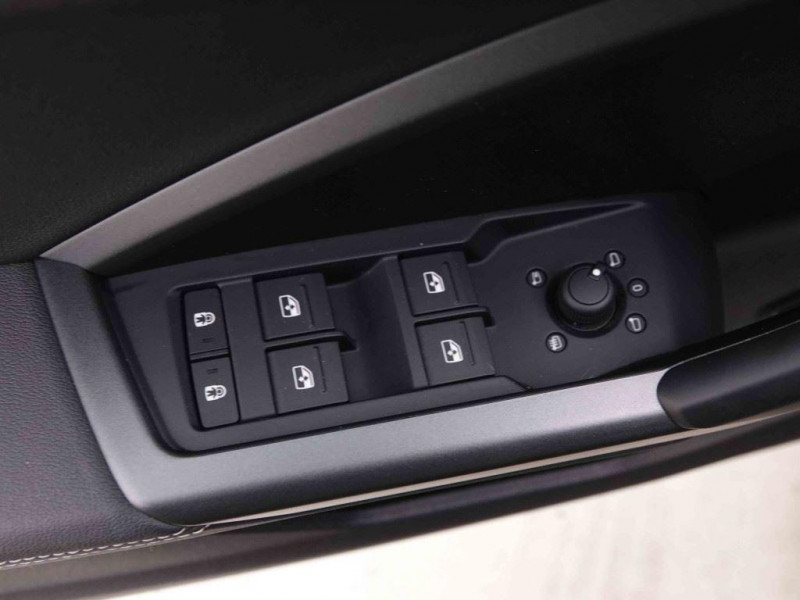 Photo 21 de l'offre de AUDI Q3 45 TFSie PHEV S-Line à 37142€ chez Carlyss automobiles Vitré