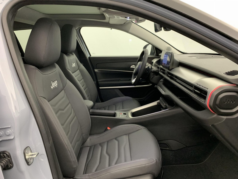 Photo 9 de l'offre de Jeep Avenger 1.2 Turbo T3 110 ch e-Hybrid BVR6 Summit à 27998€ chez Carlyss automobiles Vitré