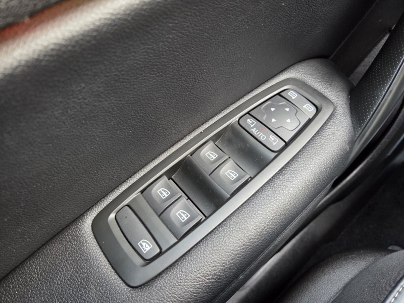 Photo 24 de l'offre de Renault Mégane Berline (4) Intens TCe 140 FAP à 15990€ chez Carlyss automobiles Vitré