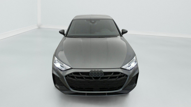 Photo 2 de l'offre de AUDI A3 SPORTBACK NOUVELLE 45 TFSI E HYBRIDE RECHARGEABLE 272 S TRONIC 6 S LINE à 43998€ chez Carlyss automobiles Vitré