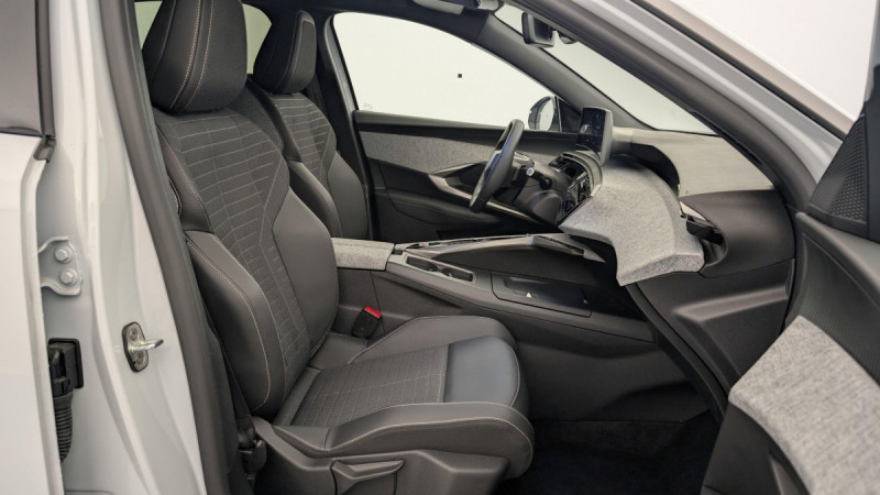 Photo 9 de l'offre de PEUGEOT 3008 NOUVEAU HYBRID 136 E-DCS6 ALLURE à 30298€ chez Carlyss automobiles Vitré