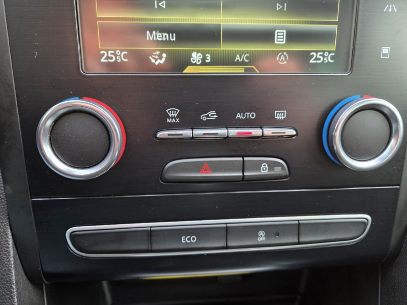 Photo 13 de l'offre de Renault Mégane Berline (4) Intens TCe 140 FAP à 15990€ chez Carlyss automobiles Vitré