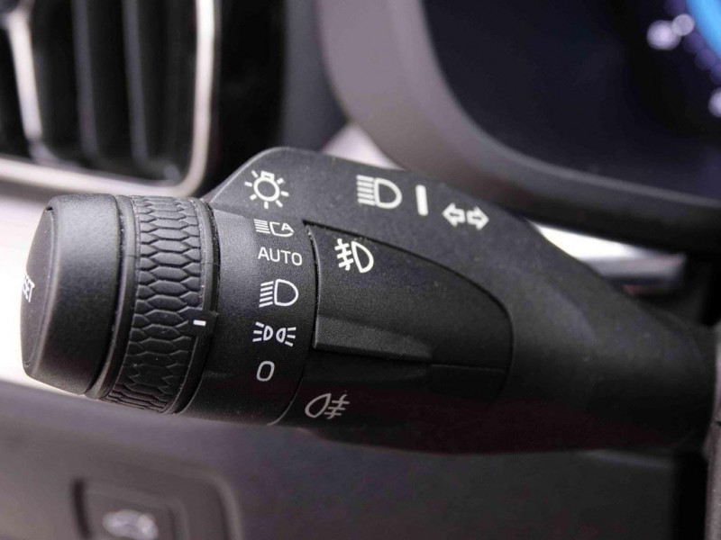 Photo 16 de l'offre de VOLVO XC60 2.0 B4 197 Geartronic R-Design +Leather à 36306€ chez Carlyss automobiles Vitré