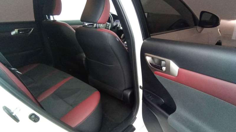 Photo 9 de l'offre de LEXUS CT 200H SPORT EDITION à 19598€ chez Carlyss automobiles Vitré