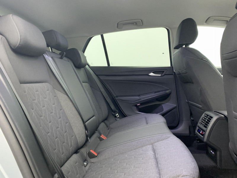 Photo 10 de l'offre de VOLKSWAGEN GOLF 8 1.5 ETSI EVO2 150 DSG7 LIFE PLUS à 30598€ chez Carlyss automobiles Vitré