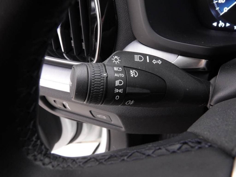 Photo 15 de l'offre de VOLVO V60 2.0D B4 MILD HYBRID 211 BVA MOMENTUM CORE à 34565€ chez Carlyss automobiles Vitré