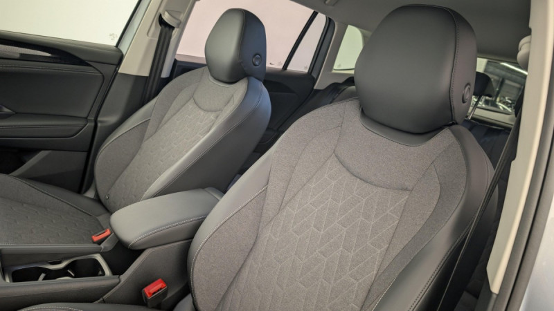 Photo 16 de l'offre de VOLKSWAGEN TIGUAN NOUVEAU 1.5 eTSI 150CV DSG7 LIFE PLUS à 37998€ chez Carlyss automobiles Vitré