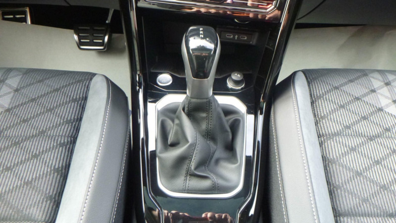 Photo 16 de l'offre de VOLKSWAGEN T-roc T-Roc 2.0 TDI 150 Start/Stop DSG7 R-Line Edition à 39398€ chez Carlyss automobiles Vitré