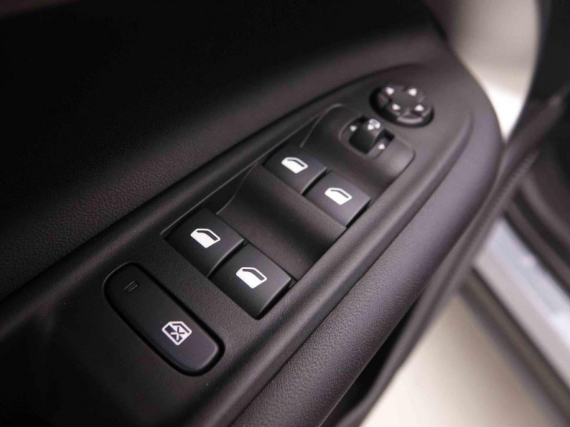 Photo 19 de l'offre de Jeep Avenger 1.2T 100 Summit à 27462€ chez Carlyss automobiles Vitré