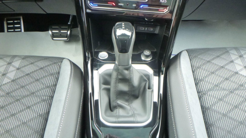 Photo 16 de l'offre de VOLKSWAGEN T-roc T-Roc 2.0 TDI 150 Start/Stop DSG7 R-Line Edition à 39398€ chez Carlyss automobiles Vitré