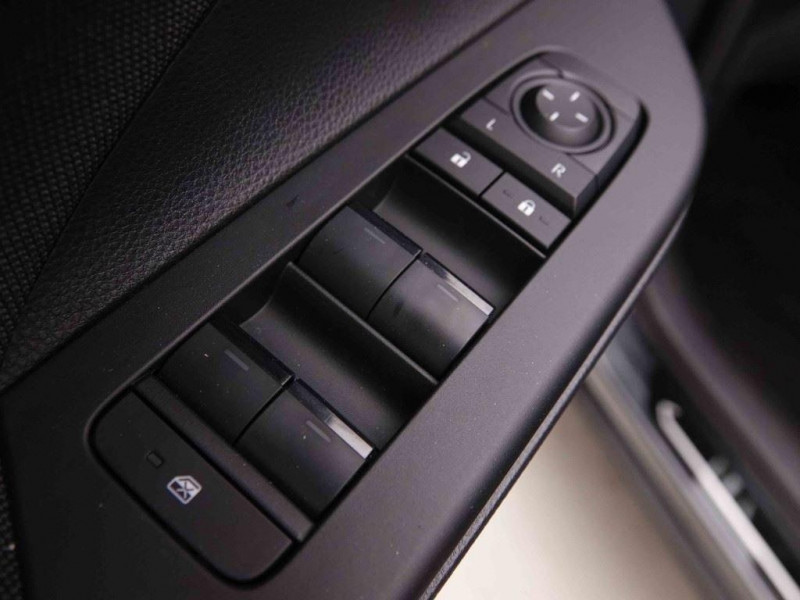 Photo 12 de l'offre de TOYOTA C-HR 1.8 Hybrid 140 CVT Dynamic à 31402€ chez Carlyss automobiles Vitré