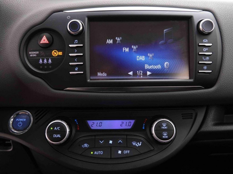 Photo 9 de l'offre de TOYOTA Yaris 1.5I VVT-I HYBRID COMFORT 100 à 18861€ chez Carlyss automobiles Vitré