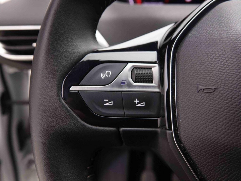 Photo 18 de l'offre de PEUGEOT 3008 PureTech 130ch S&S BVM6 Allure Pack à 22698€ chez Carlyss automobiles Vitré