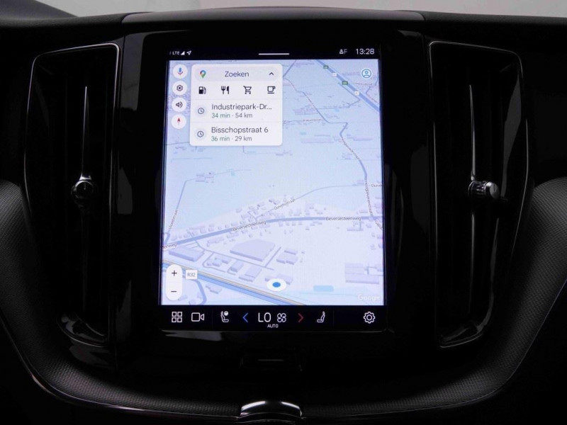 Photo 9 de l'offre de VOLVO XC60 2.0 B4 197 Geartronic R-Design +Leather à 36306€ chez Carlyss automobiles Vitré