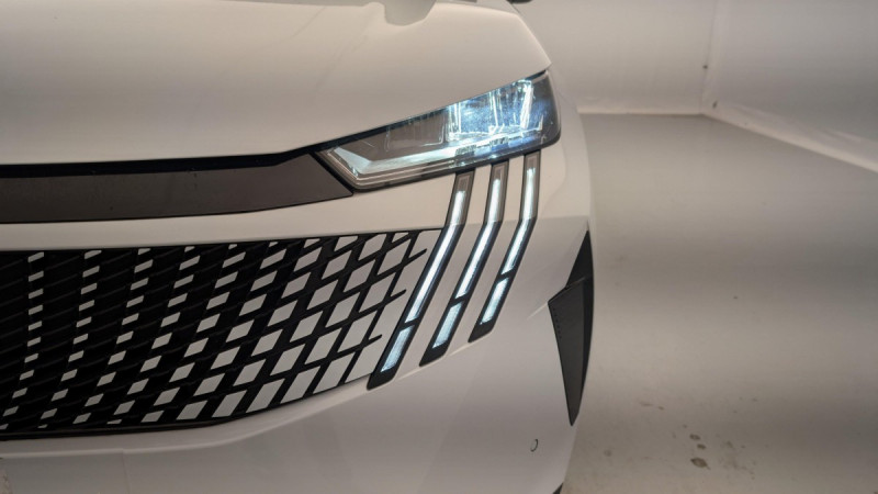 Photo 21 de l'offre de PEUGEOT 3008 NOUVEAU HYBRID 136 E-DCS6 ALLURE à 30298€ chez Carlyss automobiles Vitré