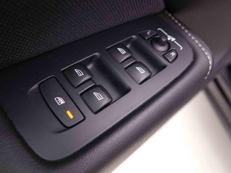 Photo 20 de l'offre de VOLVO XC60 2.0 B4 197 Geartronic R-Design +Leather à 36306€ chez Carlyss automobiles Vitré