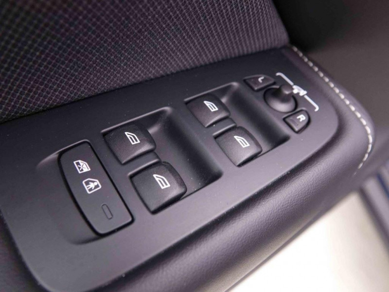 Photo 18 de l'offre de VOLVO XC60 2.0 B4 197 Geartronic Plus Dark à 51765€ chez Carlyss automobiles Vitré