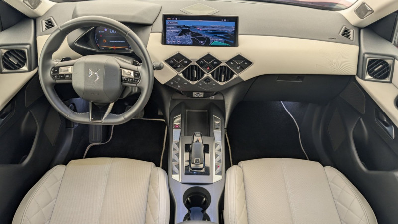 Photo 13 de l'offre de DS DS3 PureTech 130 EAT8 Esprit de Voyage à 24021€ chez Carlyss automobiles Vitré