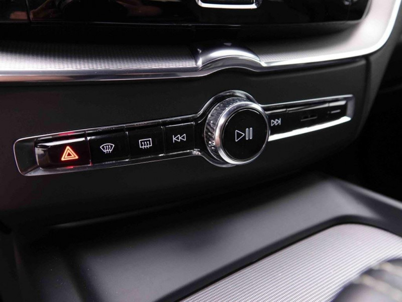 Photo 14 de l'offre de VOLVO XC60 2.0 B4 197 Geartronic R-Design +Leather à 36306€ chez Carlyss automobiles Vitré