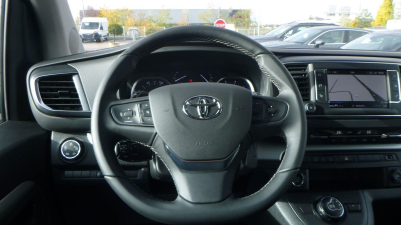 Photo 4 de l'offre de TOYOTA PROACE VERSO Proace Verso Long 2.0L 180 D-4D BVA8 Lounge à 45098€ chez Carlyss automobiles Vitré