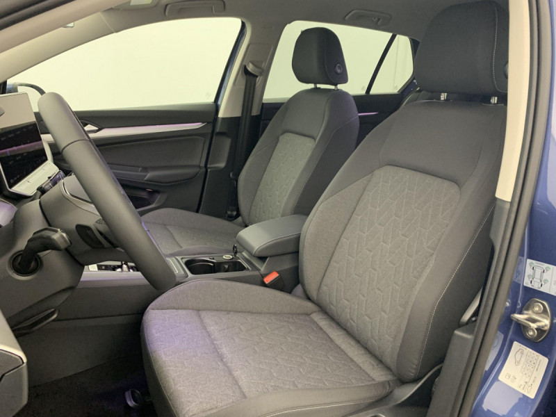 Photo 20 de l'offre de VOLKSWAGEN GOLF 8 1.5 eTSI EVO2 116 DSG7 Life Plus à 29998€ chez Carlyss automobiles Vitré