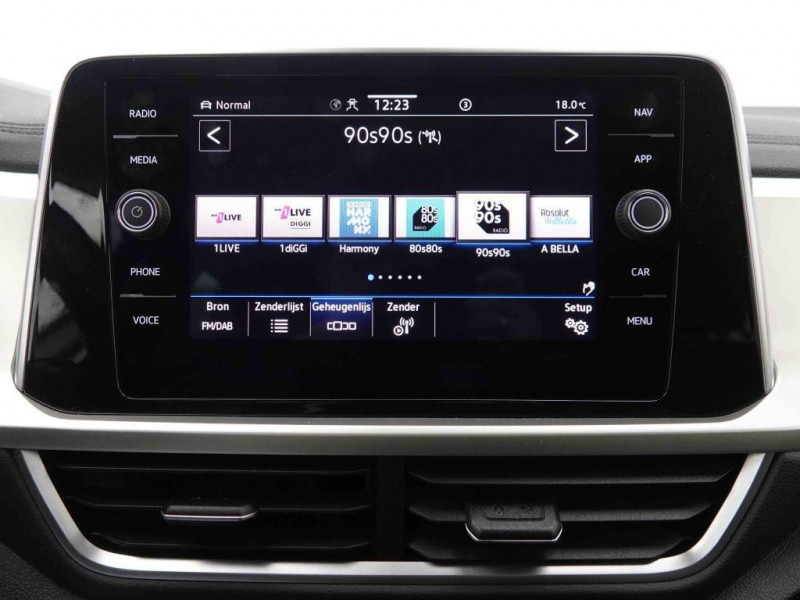 Photo 12 de l'offre de VOLKSWAGEN T-roc 1.0 TSi 115 Edition 2-Tone à 26198€ chez Carlyss automobiles Vitré