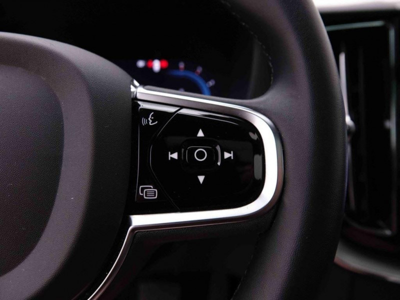 Photo 19 de l'offre de VOLVO XC60 2.0 B4 197 Geartronic Plus Dark à 51165€ chez Carlyss automobiles Vitré