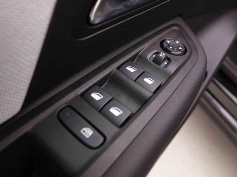 Photo 15 de l'offre de CITROEN C4 Hybrid 145 e-DCS6 MAX New model à 26926€ chez Carlyss automobiles Vitré