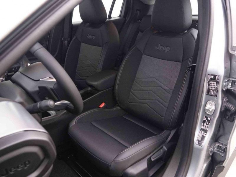 Photo 7 de l'offre de Jeep Avenger 1.2 MHEV 110 DCT6 Altitude à 27502€ chez Carlyss automobiles Vitré