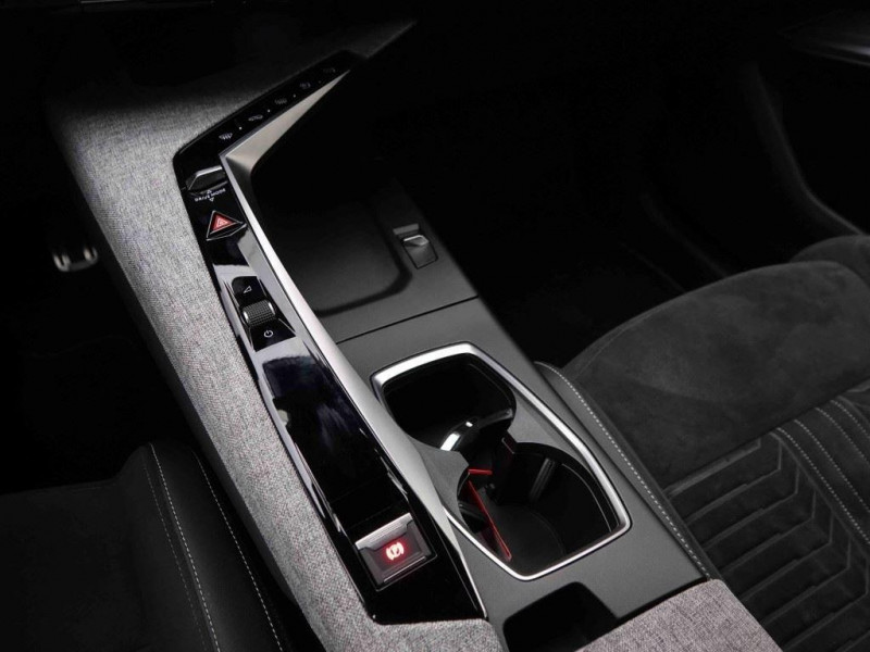 Photo 14 de l'offre de PEUGEOT 3008 1.2 HYBRID 136 E-DSC6 New Model GT à 40965€ chez Carlyss automobiles Vitré