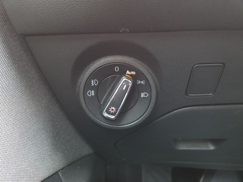 Photo 18 de l'offre de Seat Leon (3) 1.6 TDI 115 S&S Style Business à 11990€ chez Carlyss automobiles Vitré