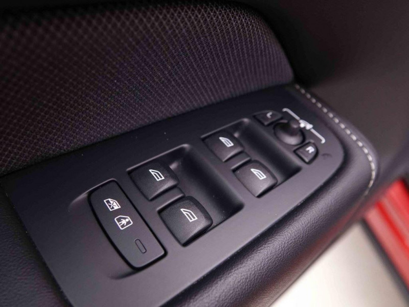 Photo 21 de l'offre de VOLVO XC60 2.0 B4 197 Geartronic Plus Dark à 51165€ chez Carlyss automobiles Vitré