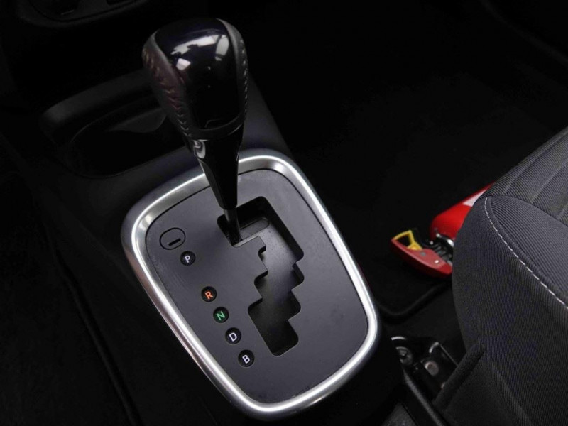 Photo 11 de l'offre de TOYOTA Yaris 1.5I VVT-I HYBRID COMFORT 100 à 18861€ chez Carlyss automobiles Vitré