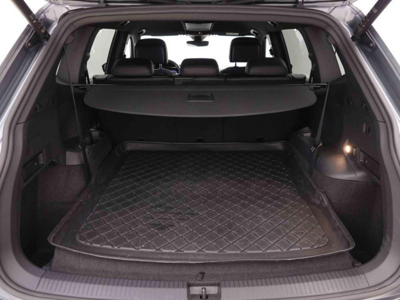 Photo 3 de l'offre de VOLKSWAGEN Tiguan Allspace 2.0 Tdi 150 DSG 4-Motion R-Line 7pl +Navi Discover Pro à 46365€ chez Carlyss automobiles Vitré