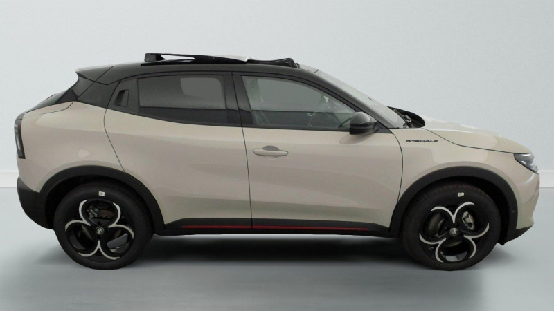 Photo 8 de l'offre de Alfa Romeo Junior 1.2 Ibrida 145 ch eDCT6 Speciale à 31998€ chez Carlyss automobiles Vitré