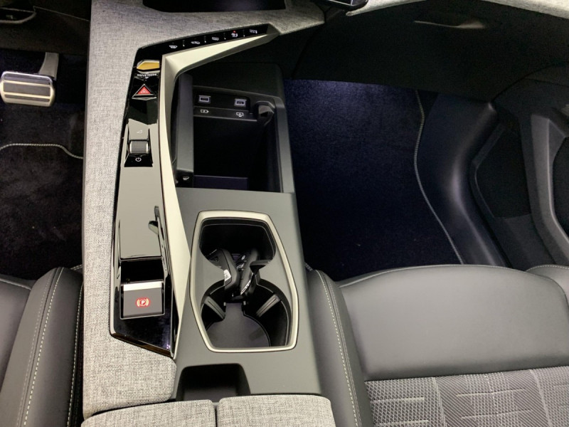 Photo 17 de l'offre de PEUGEOT 3008 Hybrid 145 e-DCS6 GT à 33998€ chez Carlyss automobiles Vitré