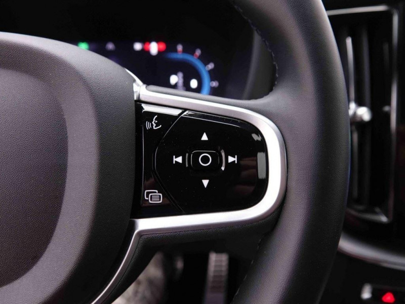 Photo 19 de l'offre de VOLVO XC60 2.0 B4 197 Geartronic R-Design +Leather à 36306€ chez Carlyss automobiles Vitré