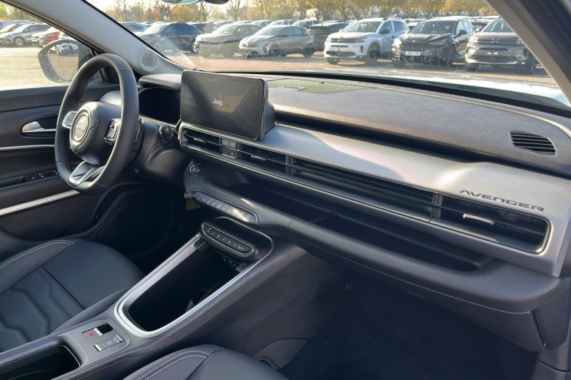 Photo 12 de l'offre de Jeep Avenger 1.2 Turbo T3 110 ch e-Hybrid BVR6 Summit à 26998€ chez Carlyss automobiles Vitré