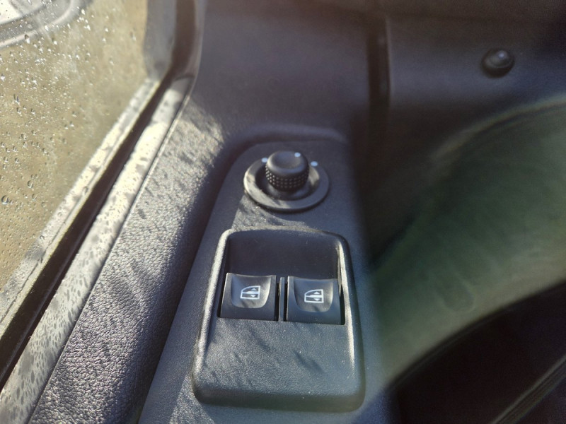 Photo 14 de l'offre de Renault Trafic (3) 12325 euros HT NV FG GCF L1H1 1000 dCi 120 à 14790€ chez Carlyss automobiles Vitré