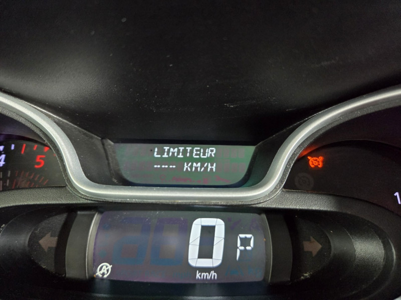 Photo 14 de l'offre de Renault Trafic (3) 18325 euros HT FG GCF L1H1 1200 Energy dCi 145 EDC à 21990€ chez Carlyss automobiles Vitré