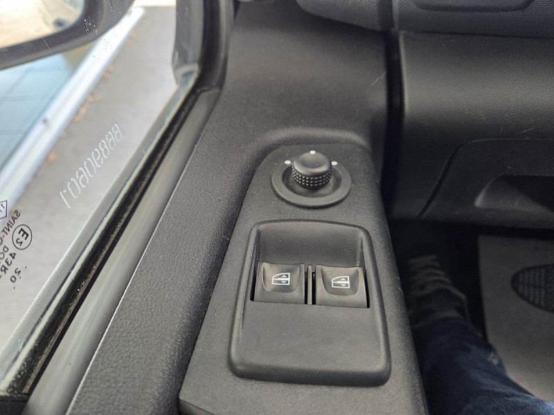 Photo 17 de l'offre de Renault Trafic (3) 18325 euros HT FG GCF L1H1 1200 Energy dCi 145 EDC à 21990€ chez Carlyss automobiles Vitré