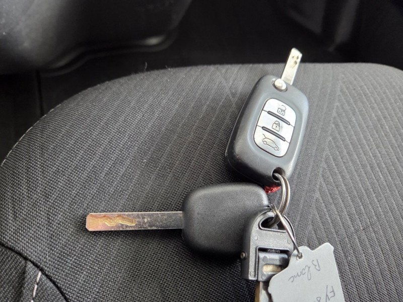 Photo 18 de l'offre de Renault Trafic (3) 18325 euros HT FG GCF L1H1 1200 Energy dCi 145 EDC à 21990€ chez Carlyss automobiles Vitré