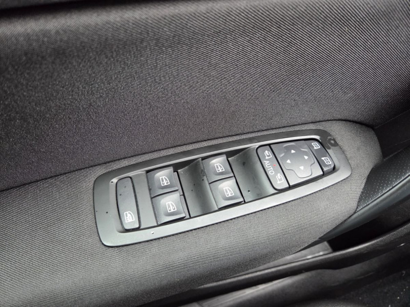 Photo 18 de l'offre de Renault Mégane Berline (4) Business Blue dCi 115 à 11990€ chez Carlyss automobiles Vitré