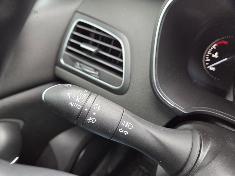 Photo 19 de l'offre de Renault Mégane Berline (4) Business Blue dCi 115 à 11990€ chez Carlyss automobiles Vitré